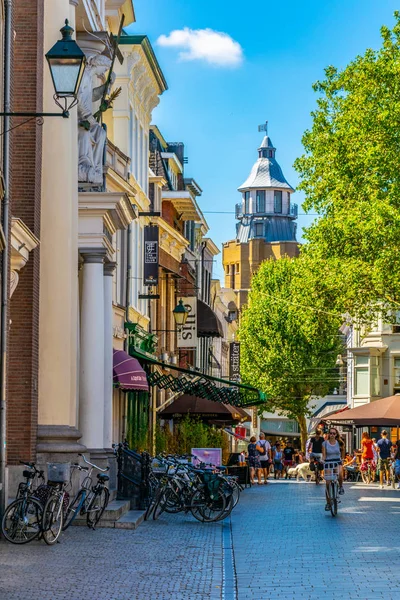 Breda, Holandia, 5 sierpnia 2018: ludzie spacerują po — Zdjęcie stockowe