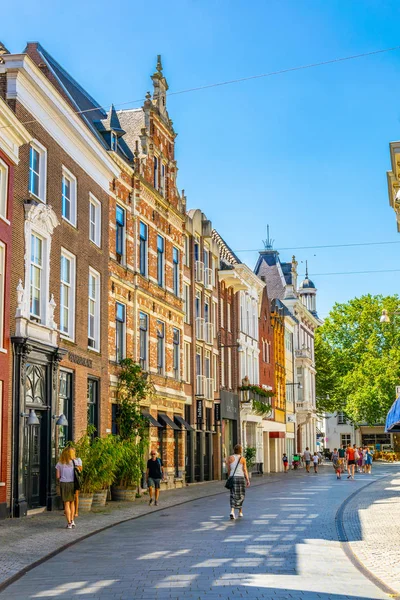 BREDA, PAÍSES BAJOS, 5 de agosto de 2018: La gente está paseando — Foto de Stock