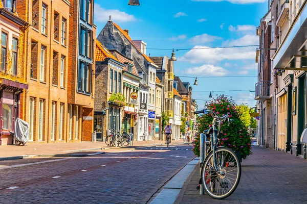 BREDA, PAÍSES BAJOS, 5 de agosto de 2018: La gente está paseando — Foto de Stock