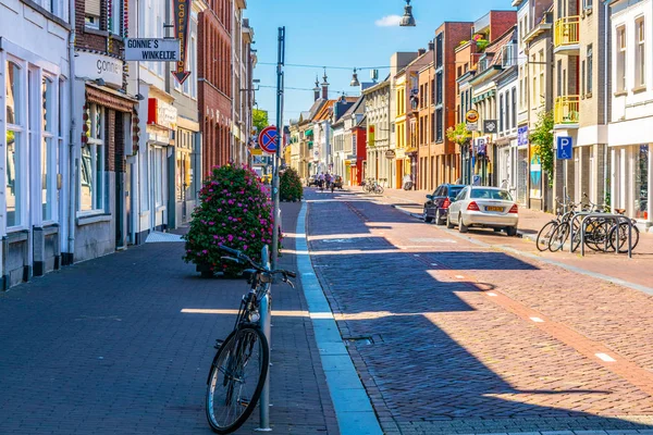 BREDA, PAÍSES BAJOS, 5 de agosto de 2018: La gente está paseando — Foto de Stock