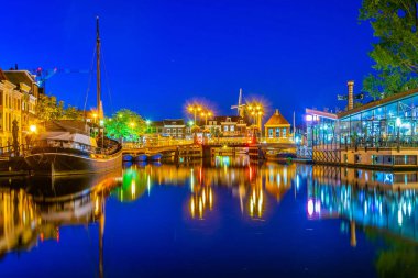 Leiden, Hollanda, 8 Ağustos 2018: Beestenmarket'in gece görünümü
