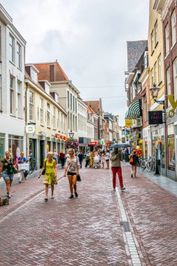 Leiden, Hollanda, 8 Ağustos 2018: İnsanlar bir str üzerinde yürüyor