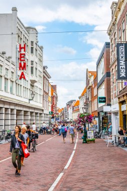 Leiden, Hollanda, 8 Ağustos 2018: İnsanlar bir str üzerinde yürüyor
