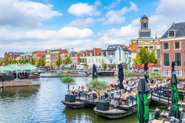 Leiden, Hollanda, 8 Ağustos 2018: Hartebrugkerk behin görünümü