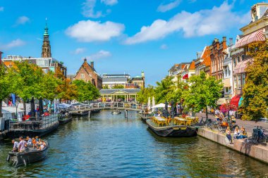 Leiden, Hollanda, 8 Ağustos 2018: Koornbrug köprüsünün görünümü