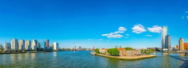 Rotterdam, Hollanda, 5 Ağustos 2018: Rotterdam, Hollanda iş bölgesinde ticari gökdelenler