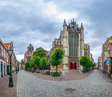 Leiden, Hollanda, 8 Ağustos 2018: Leiden Pieterskerk'e giden dar sokak, Hollanda