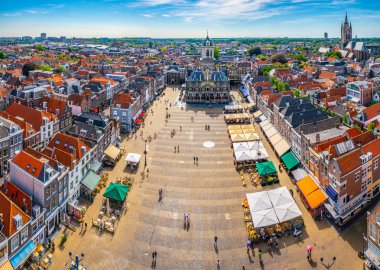 Delft, Hollanda, 6 Ağustos 2018: Delft, Hollanda'daki ana meydanın havadan görünümü