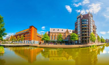 Breda, Hollanda, 5 Ağustos 2018: İnsanlar Breda, Hollanda'da Niuewe Mark kanalının yanında güneşli bir günün tadını çıkarıyor