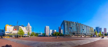 Rotterdam, Hollanda, 5 Ağustos 2018: Rotterdam, Hollanda'da Merkez kütüphane, Blaak kulesi ve Markthall görünümü