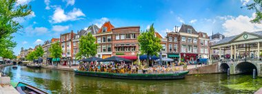 Leiden, Hollanda, 8 Ağustos 2018: Leiden, Hollanda'daki Koornbrug köprüsünün görünümü