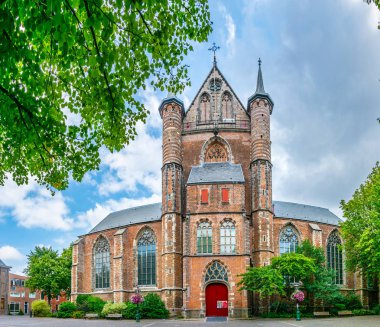 Leiden, Hollanda, 8 Ağustos 2018: Leiden Pieterskerk'e giden dar sokak, Hollanda