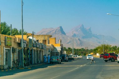 Nizwa, Umman, 31 Ekim 2016: Umman'da Hacer dağlarının altındaki bir vaha ve köyün manzarası.