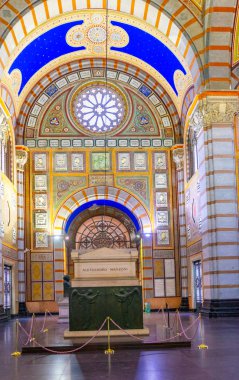 Milano, İtalya, 2 Ocak 2018: Milano'daki Cimitero monumentale ana girişinin iç kısmı, İtalya