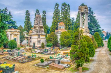Milano, İtalya, 2 Ocak 2018: Milano, İtalya'daki Cimitero monumentale'nin içindeki mezar ve mezarların görünümü