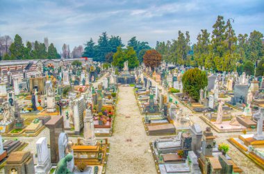 Milano, İtalya, 2 Ocak 2018: Milano, İtalya'daki Cimitero monumentale'nin içindeki mezar ve mezarların görünümü