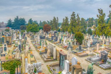 Milano, İtalya, 2 Ocak 2018: Milano, İtalya'daki Cimitero monumentale'nin içindeki mezar ve mezarların görünümü