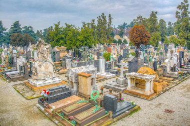 Milano, İtalya, 2 Ocak 2018: Milano, İtalya'daki Cimitero monumentale'nin içindeki mezar ve mezarların görünümü
