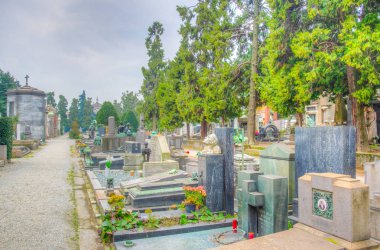 Milano, İtalya, 2 Ocak 2018: Milano, İtalya'daki Cimitero monumentale'nin içindeki mezar ve mezarların görünümü