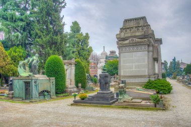 Milano, İtalya, 2 Ocak 2018: Milano, İtalya'daki Cimitero monumentale'nin içindeki mezar ve mezarların görünümü