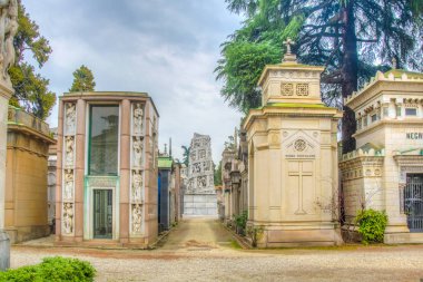 Milano, İtalya, 2 Ocak 2018: Milano, İtalya'daki Cimitero monumentale'nin içindeki mezar ve mezarların görünümü