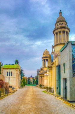 Milano, İtalya, 2 Ocak 2018: Milano, İtalya'daki Cimitero monumentale'nin içindeki mezar ve mezarların görünümü