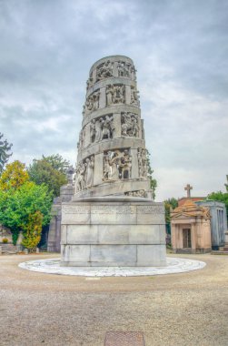 Milano, İtalya, 2 Ocak 2018: Milano, İtalya'daki Cimitero monumentale'nin içindeki mezar ve mezarların görünümü