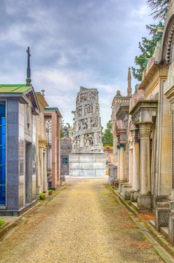 Milano, İtalya, 2 Ocak 2018: Milano, İtalya'daki Cimitero monumentale'nin içindeki mezar ve mezarların görünümü