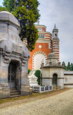 Milano, İtalya, 2 Ocak 2018: Milano, İtalya'daki Cimitero monumentale'nin içindeki mezar ve mezarların görünümü