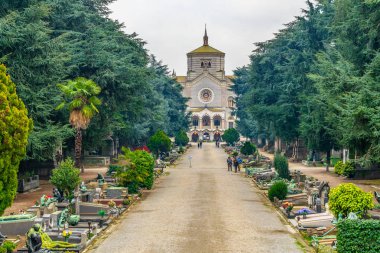 Milano, İtalya, 2 Ocak 2018: Milano, İtalya'daki Cimitero monumentale'nin içindeki mezar ve mezarların görünümü