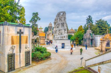 Milano, İtalya, 2 Ocak 2018: Milano, İtalya'daki Cimitero monumentale'nin içindeki mezar ve mezarların görünümü