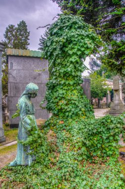 Milano, İtalya, 2 Ocak 2018: Milano, İtalya'daki Cimitero monumentale'nin içindeki mezar ve mezarların görünümü