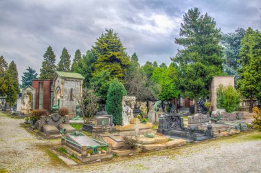 Milano, İtalya, 2 Ocak 2018: Milano, İtalya'daki Cimitero monumentale'nin içindeki mezar ve mezarların görünümü