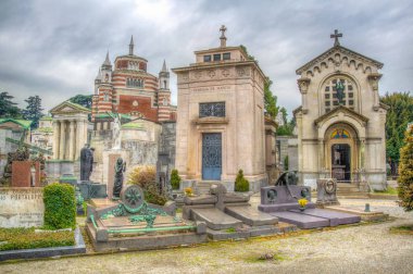 Milano, İtalya, 2 Ocak 2018: Milano, İtalya'daki Cimitero monumentale'nin içindeki mezar ve mezarların görünümü