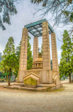 Milano, İtalya, 2 Ocak 2018: Milano, İtalya'daki Cimitero monumentale'nin içindeki mezar ve mezarların görünümü