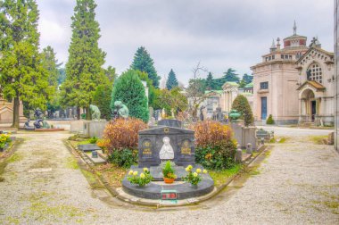 Milano, İtalya, 2 Ocak 2018: Milano, İtalya'daki Cimitero monumentale'nin içindeki mezar ve mezarların görünümü