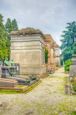 Milano, İtalya, 2 Ocak 2018: Milano, İtalya'daki Cimitero monumentale'nin içindeki mezar ve mezarların görünümü