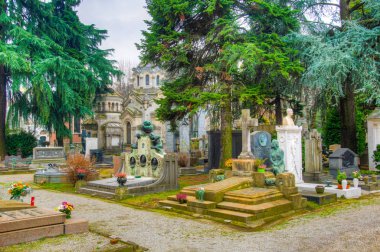 Milano, İtalya, 2 Ocak 2018: Milano, İtalya'daki Cimitero monumentale'nin içindeki mezar ve mezarların görünümü
