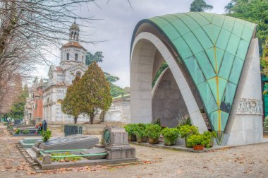 Milano, İtalya, 2 Ocak 2018: Milano, İtalya'daki Cimitero monumentale'nin içindeki mezar ve mezarların görünümü