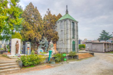 Milano, İtalya, 2 Ocak 2018: Milano, İtalya'daki Cimitero monumentale'nin içindeki mezar ve mezarların görünümü