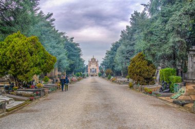 Milano, İtalya, 2 Ocak 2018: Milano, İtalya'daki Cimitero monumentale'nin içindeki mezar ve mezarların görünümü