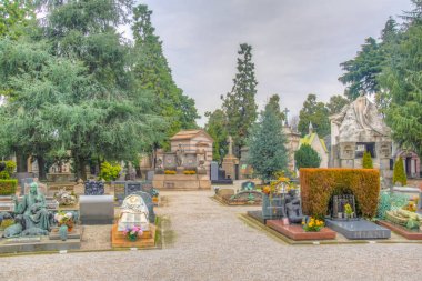 Milano, İtalya, 2 Ocak 2018: Milano, İtalya'daki Cimitero monumentale'nin içindeki mezar ve mezarların görünümü