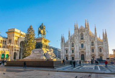 Milano, İtalya, 2 Ocak 2018: Milano, İtalya'daki Piazza del Duomo'da kalabalıklar Noel ağacını geçiyor