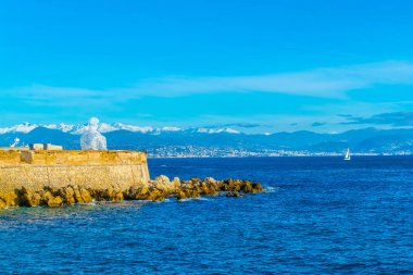 Antibes, Fransa, 30 Aralık 2017: Antibes'te bulunan Le Nomade adlı heykel
