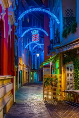 Monako, Monako, 29 Aralık 2017: Monako'nun merkezinde dar bir caddenin gece manzarası