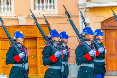 Monako, Monako, 29 Aralık 2017: Monako'daki prensin sarayı önünde kraliyet muhafızlarının değişimi