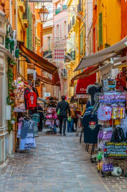 Monako, Monako, 29 Aralık 2017: İnsanlar Monako'nun merkezindeki dar bir sokakta dolaşıyor