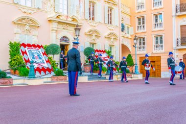 Monako, Monako, 29 Aralık 2017: Monako'daki prensin sarayı önünde kraliyet muhafızlarının değişimi