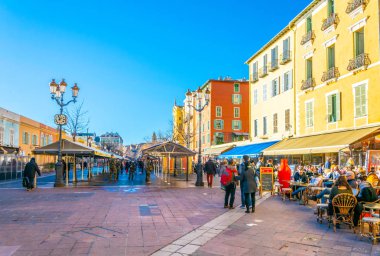 Nice, Fransa, 28 Aralık 2017: Nice, Fransa'da insanlar pazarda dolaşıyor