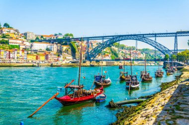 Porto, Portekiz, 5 Eylül 2016: Porto'da luis I köprüsü ile ahşap tekneler arka planda, Portekiz.